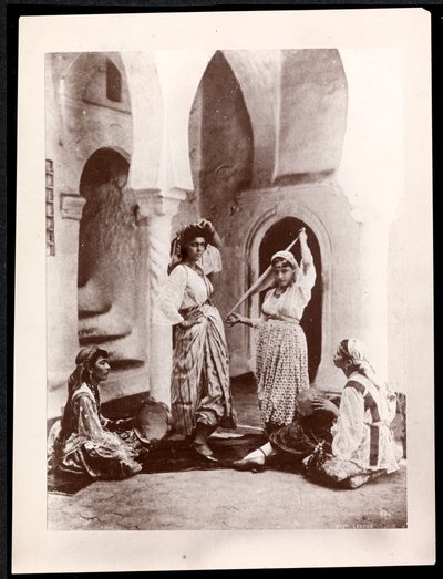 Ragazze danzanti e musicista, Nord Africa, c.1900 da Byron Company